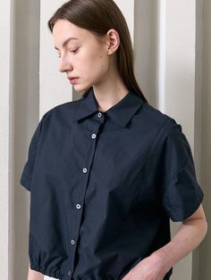 This is L’oiE’s button-up shirt that you can wear until midsummer. Made of cotton material, it's soft, sturdy, and comfortable to wear. It features back string detailing for versatile styling options and has seam details that add to its design.- It's a great item for daily wear.- You can pair it with various styles of bottoms to create different looks.- Its clean design allows it to easily match any outfit and add a touch of sophistication. Navy Casual Blouse With Relaxed Fit, Navy Casual Relaxed Fit Blouse, Casual Navy Relaxed Fit Blouse, Casual Navy Short Sleeve Blouse, Navy Short Sleeve Blouse For Summer, Navy Collared Blouse For Summer, Navy Cotton Blouse For Work, Navy Cotton Tops For Daywear, Navy Button-up Summer Blouse