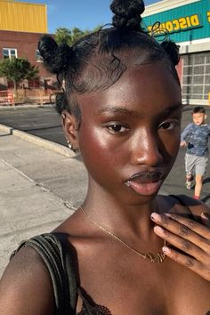 Natural Look Black Women, Dark Skin Hairstyles, Clear Dark Skin, Glowing Black Skin, Dark Skin Models, Afro Hair Care, Twa Hairstyles