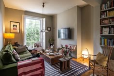 A Cozy and Charming Georgian Townhouse in London 2 London Flat Interior, Cozy London, Georgian Cottage, Tiled Floors, Cottage Living Room