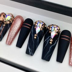 ***IMPORTANT: Please be aware of process time (read FAQ) as it's all 100% Handmade and make sure your nail size is correct as we are not responsible if the wrong size is ordered*** BALCK SWAN: Rose Gold Black Marble Foil Bling High Quality Crystals Press On Nails Shown Image: Long Coffin Shaped Black and Gold Nails with Rhinestones Each set contains 10 black and rose gold nails (see attached size chart image and put your sizes in the notes section for each nail: Thumb, Index, Middle, Ring, Pinki Nail Long, Quick Nail, Black And Rose Gold, Swarovski Nails, Rose Gold Nails, Coffin Shape, Crystal Nails, Bridal Nails, Birthday Nails