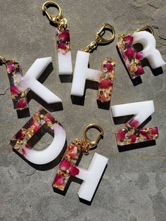 Resin keychains
Resin alphabet keychain Flores Pink, Diy Resin Keychain, Seni Resin, Keychain Ideas, Letter Keychain, Resin Keychain