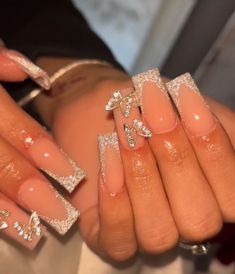 Nail Designs Jewels Rhinestones, Champagne And Silver Nails, Prom Baddie Nails, Glitter Lined Nails, School Dance Nail Ideas, Silver Nails Prom Acrylics, Silver Nails Inspo Prom, Cute Graduation Nail Ideas, Short Nail Designs White And Gold