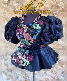 Akanra Styles, Madam Blouse, Basic Blouse Pattern, Bold Fashion Outfits, Ankara Blouses, Lace Dress Classy, African Traditional Wedding Dress