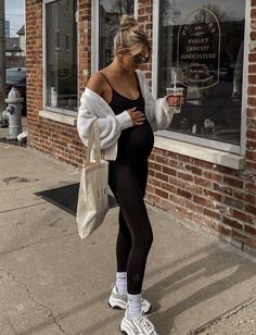 Bumpsuit Expecting Mom Outfits, Maternity Inspiration Outfits, Maternity Trendy Outfits, Spring Maternity Outfits 2024, Pregnant Athleisure Outfits, Pregnancy Outfit Inspiration, Baby Bump Outfits Summer, Cute Bump Outfits, Spring Bump Outfits