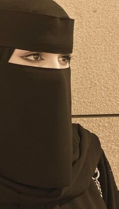 Naqab Dp Aesthetic, Black Abaya Designs Simple, Saudi Niqab Aesthetic, Niqab Astethic, Black Niqab Aesthetic, Blue Sky Photography, Pretty Blonde Hair