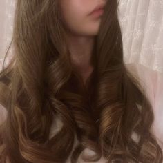 Hair Curled Inwards, Brown Curls Aesthetic, Cute Brown Hairstyles, Brunette Faceless Aesthetic, Light Brown Hair Aesthetic, Brunette Bombshell, Pinterest Coquette, Hair Gif, Brunette Hairstyles