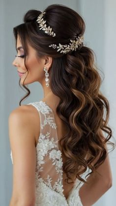 Planning the perfect bridal look can be just as important as choosing the right dress, and for brides with long hair, the options are endless. Long hair allows for a variety of elegant, romantic, and sophisticated hairstyles that can complement any wedding theme or personal style. Bridal Free Hairstyles Indian, Elegant Down Hairstyles, Boho Ideas, Traditional Hairstyle, Romantic Hairstyles