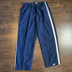 Y2k Navy Blue And White Nwt Sweats In Perfect Condition Size : Xl Waist : 17” (34”) Inseam : 31” Tags : Nike,Streetwear,Sportswear,Baggy,Relaxed,Womens,Mens,Unisex,Sweats,Essential,Minimalist,Workout Minimalist Workout, Baggy Sweats, Nike Tech Fleece Pants, Sweatpants Nike, Nike Streetwear, Nike Track Pants, Streetwear Sportswear, Pants Y2k, Sweatpants Style