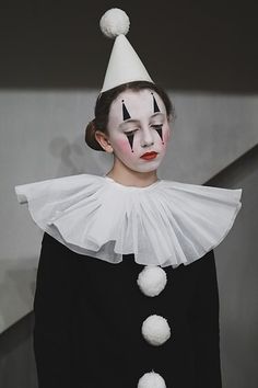 pierrot costume - Google Search Mime Clown Costume, Harlequin Halloween Costume, Harlequin Clown Costume, Dark Clown Costume, Perriot Clown, Mime Aesthetic, Pierrot Clown Makeup, Pierrot Clown Costume, Mime Halloween Costume