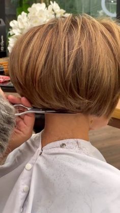 Gorgeous trendy hairstyle ideas for short hairs | Pixies haircut Short Stacked Hair, Κούρεμα Bob, Bob Hairstyles For Thick, Short Blonde Haircuts, Chin Length Hair, Bob Haircut For Fine Hair, Short Hair Trends, Bob Hairstyles For Fine Hair