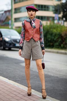 Street Style Spring season 2020 Eccentric Business Outfit, French Artist Outfit, Waistcoat Woman Street Style, Waistcoat Street Style, French Hat Outfit, Vest Street Style, Eclectic Fashion Style, European Street Style, Waistcoat Woman