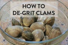 clams in a glass bowl with the words how to de - grit clams