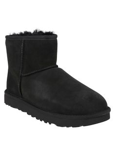 Classic Mini II boot in reverse sheepskin and suede BY UGG. Lightweight sole; rear tie rod; overlock stitching; Treadlite sole by UGG ; nylon edge. Shaft height: 14 cm Classic Mini Ii Boot, Ugg Shoes Women, Uggs Black, Ugg Classic Mini Ii, Black Uggs, Ugg Classic Mini, Sheepskin Boots, Ugg Classic, Classic Mini