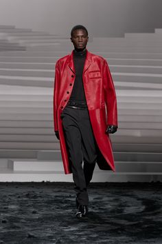 Versace Fall 2024 Ready-to-Wear https://www.vogue.com/fashion-shows/fall-2024-ready-to-wear/versace/slideshow/collection#9 Black Luxury Outfit, Valentines Day Fit, Versace Donatella, Elegant High Fashion, Dark Deep Winter, Lifestyle Moodboard, Red Runway, Runway Moments, Chanel Coat