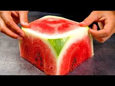 Watermelon Serving Ideas, Slicing Watermelon, Antipasto Ideas, Cut Watermelon Easy, Watermelon Hacks, Carving Fruit, Fruit Hacks, Albanian Recipes, Fruit Sticks