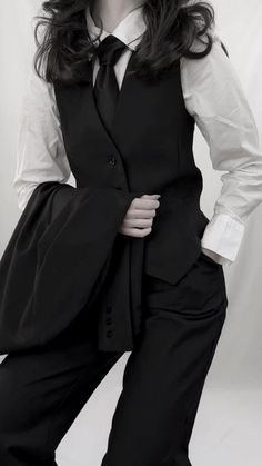 Suits For Women Inspiration, Women Wearing Suit Vests, Suit For Woman Aesthetic, Black Outfit Women Classy, Business Woman Black Outfit, Button Shirt Reference, Suit In Women, Woman Black Suit Fashion, Women Bodyguard Outfit