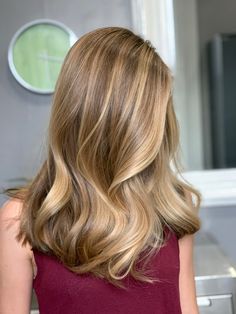 Caramel Blonde Hair Honey Balayage, Blonde Highlights On Tanned Skin, Honey Blonde Lob Straight, Herringbone Blonde Hair, Medium Length Haircut Honey Blonde, Honey Blonde Hair Babylights, Golden Bronde Balayage Honey Short, Honey Blonde Foils, Beige Golden Blonde Hair