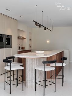 Rounded Kitchen Island With Seating, Round Kitchen Island, Curved Kitchen Island, Curved Kitchen, Small Apartment Interior, Kitchen Island Bar, Luxe Design, Island Countertops, Kitchen Island With Seating