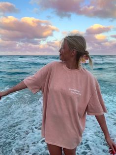 GOOD THINGS ARE COMING GRAPHIC FLOWER TEE – Sunkissedcoconut Cute Summer Graphic Tees, Beach Shirt Design Graphic Tees, Florida Beach Outfits, Outfits For Florida, Coastal Fits, Oversized Tshirt Outfit Summer, Popular Graphic Tees, Summer Graphic Tees, Oversized Tee Outfit