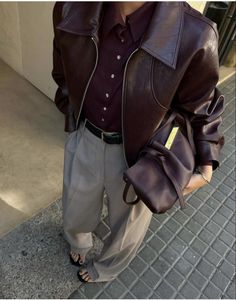 All Brown Outfit, Paris Trip Outfits, November Fashion, Short Leather Jacket, Outfit For Fall, Burgundy Outfit, Cool Girl Style, Spring Sneakers, Ootd Inspo