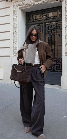 Jenna Lyons Fashion, Suit Pants Outfit Street Style, Holiday Chic Outfit, Brown Flats Outfit, Night Out Winter Outfit, Casual Luxury Outfits, Easy Winter Outfits, Winter Work Outfit, Fur Jacket Outfit