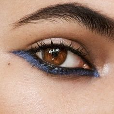 Easy Dark Blue Eye Makeup, Dark Blue Eye Makeup, Punk Eye Makeup, Eyebrow Trends, Christmas Makeup Look, Eye Makeup Styles, Eyeliner Pencil