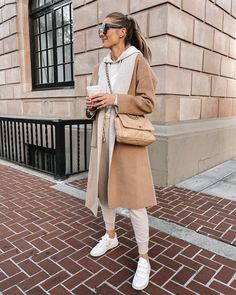 Velcro Sneakers Outfit, Veja Velcro Sneakers, Veja Velcro, Coatigan Outfit, Outfits With Sweatpants, Fall Outfits Brown, Beige Sweatpants, Madrid Outfits, Veja Esplar