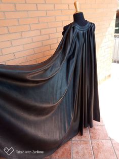 Black faux leather cape inspired by Darth Malgus Made with two types of eco-leather, the central part of the back is smooth, the side parts are made with an aged faux leather mantle length 135 cm mantle width 4.25 meters Mantello in ecopelle nero ispirato a Darth Malgus Realizzato con due tipi di ecopelle la parte centrale del dietro è liscia le parti laterali sono realizzate con un ecopelle con effetto invecchiato lunghezza mantello 135 cm larghezza mantello 4.25 metri shipping is not insured . Darth Malgus, Cape Designs, Superhero Capes, Black Cape, Faux Leather Coat, Magic Aesthetic, Adult Costumes, Black Faux Leather, Gotham