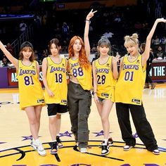 Lakers Outfit, Basketball Game Outfit Women, Nba Outfit, Fitness Wear Outfits, New Jeans Style, Paparazzi Photos, Pop Photos, Jersey Outfit, Love And Basketball