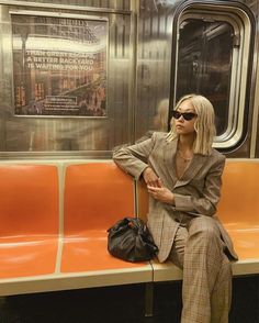 New York Vibes, Cool Silhouettes, Blonde Bob Hairstyles, Blogger Street Style, New York Fashion Week Street Style, Nyc Aesthetic, Winter Capsule Wardrobe, Nyc Life, New York Aesthetic