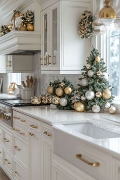 Discover the perfect blend of traditional and modern styles with these cozy Christmas decor ideas! Use red, blue, or pink accents for a festive touch. From simple and easy DIY projects to elegant white and neutral decor, create a warm atmosphere in your farmhouse or country kitchen. Incorporate rustic elements and charming gingerbread displays for a vintage feel. Whether you prefer a small cozy corner or a grand festive setup, these ideas will inspire your holiday decorating! Small Cozy Corner, Christmas Kitchens, Pink Christmas Table, Christmas Kitchen Decor Ideas, Cozy Hot Chocolate, Christmas Coffee Table Decor, Christmas Entryway, Pretty Christmas Decorations, Cozy Christmas Decor