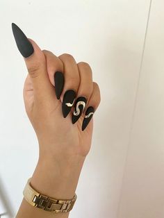 Black Gold Nails, Dragon Nails, Witchy Nails, Matte Black Nails, Stiletto Nails Designs, Nail Swag