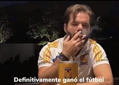 a man sitting at a table with a cup in front of him and the caption reads, definitivvante gano el futbol