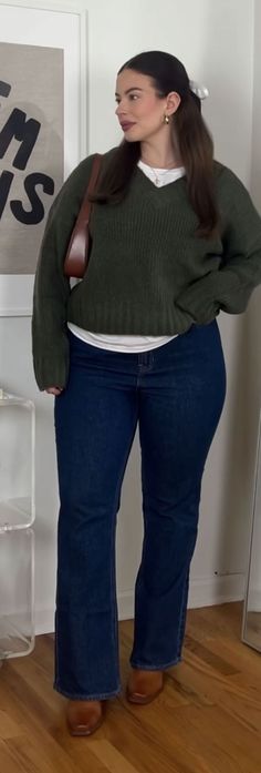 Cute Fall Fits Plus Size, College Outfit Ideas Plus Size, Autumn Outfit Inspo Plus Size, Fall Fits Curvy, Outfits For College Plus Size, Size 16 Outfit Ideas, Winter Outfits Jeans Casual, Pretty Plus Size Outfits, Curvy Women Winter Outfits