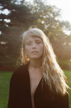 Press Shots Music, Alice Phoebe Lou, Press Shots, Baby Bangs, Photography Inspo, Mode Inspiration, Messy Hairstyles, Hair Day