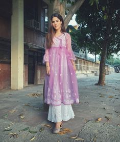 How To Style Lucknowi Kurti, Poses In Lucknowi Kurti, Chikankari Outfit Ideas, Kurta And Plazo Design, Chikenkari Dress Ideas Frock, Chikenkari Dress Ideas Kurti, Trending Suits Women Indian, Chikenkari Dress Ideas, Chikankari Frock