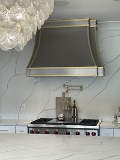 SINDA custom brushed stainless steel range hood with brushed brasss straps, works well with various kitchen styles. Pot Rail, Cooktop Hood, Brass Range Hood, Stainless Steel Hood Vent, Custom Bathtub, Metal Range Hood, Kitchen Hood Design, Chimney Range Hood, Steel Range Hood