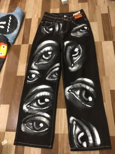 #eyes #eyesdrawing #paintedpants #handpainted Pants Art Painting, Custom Painted Jeans, Painted Pants, Custom Jeans Diy, Painting Clothes, Custom Pants, Pants Custom, Diy Pants, Fabric Paint Diy