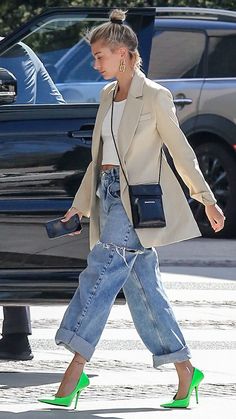 Jeans Trend, Looks Jeans, Walking Down The Street, Jeans Street Style, Beige Blazer, Trendy Swimwear, Cindy Crawford, Street Style Inspiration