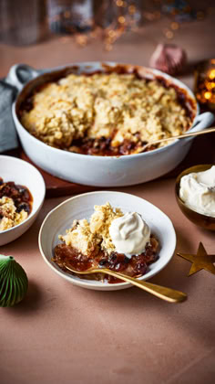 Christmas crumble in a bowl with a dollop of cream and a spoon Christmas Crumble, Recipes Chili, Vegan Christmas Recipes, Pasta Food, Christmas Cake Recipes, Christmas Lunch, Christmas Food Dinner, Vegan Christmas, Christmas Menu