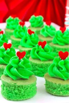 Want to make your own, super festive, Christmas cupcakes this year!? These creative dessert recipes will give you the inspiration you need to bake your own this holiday season! Grinch Bites, Christmas Family Movie Night, Christmas Party Food Ideas, Grinch Cake, Grinch Christmas Party, Grinch Party, Cake Christmas, The Grinch Stole Christmas, Party Food Ideas