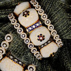 kundan jadau jewellery designs Jewellery Kundan, Jadau Jewellery, Rajputi Jewellery, Thread Bangles Design, Indian Wedding Jewelry Sets, Colorful Bangles, Designers Jewelry Collection, Choker Necklace Designs, Bridal Jewelry Collection