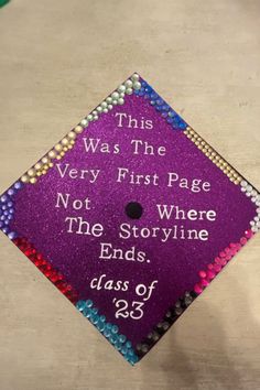 Graduation cap with the words 'this was the very first page, not where the storyline ends' Graduation Cap Designs Zach Bryan, Taylor Graduation, Enchanted Taylor Swift