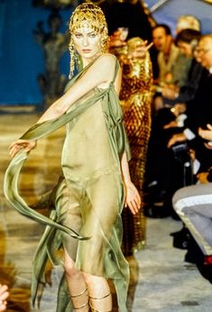 John Galliano Fall 1997 Ready-to-Wear Collection - Vogue Shalom Harlow John Galliano, John Galliano 90s, Guilded Glamour, Dramatic Romantic, Haute Couture Looks, Shalom Harlow, 90s Runway, 90s Runway Fashion, John Galliano