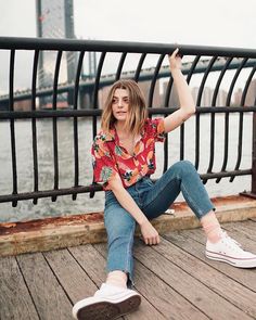 Looks com calça jeans: 60 ideias para inovar todos os dias Hawiian Outfit, Tropical Shirt Outfit, Tomboy Summer, Boyish Outfit, Hawaiian Outfit Women, Floral Shirt Outfit, Moda Grunge, Vintage Summer Outfits