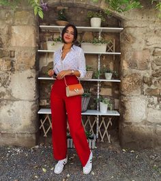 Red Outfits For Women Classy, Red Pants Outfit Summer, Red Pants Summer, Red Trousers Outfit Classy, Fall Dinner Outfits, Red Trousers Outfit, Red Jeans Outfit, Outfit Pantalon Rojo, Red Outfits For Women