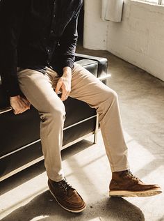 Our Axe Denit® Chino is the perfect fusion of vintage style and unrivaled comfort. The design was inspired by vintage pieces and builds upon the timeless style of classic chinos. The versatile Axe Chino made with the revolutionary Denit® stretch fabric seamlessly transitions from lounging at home to conquering the office, ensuring both comfort and style effortlessly blend into your day. • 71% COTTON / 21% POLYESTER / 8% POLYURETHANE Khaki Pants Outfit Men, Chinos Men Outfit, Best Chinos, Khaki Pants Outfit, Slim Fit Chinos, Mens Chinos, Men Fashion Casual Outfits, Sand Beige, Chino Pants