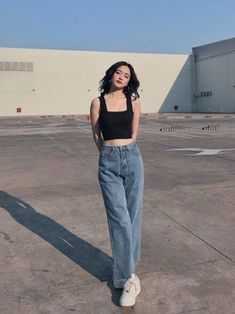 Racer Tank Top, Ootd Poses, Crop Top With Jeans, Jeans Outfit Women, Pose Fotografi, Jeans Outfit Casual, Stylish Photo Pose, Causal Outfits, Standing Poses