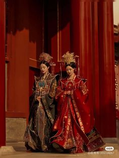 Ancient Chinese Wedding Dress, China Culture Clothes, Chinese Lunar New Year Outfit, Chinese Empress Aesthetic, Asian Royalty Aesthetic, Chinese Cultural Dress, Chinese Concubine, Historical Chinese Clothing, Chinese Royalty