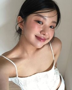 Natural Korean Makeup Look, Chinese Makeup Products, Fb Pfp, Wonyoung Makeup, Berry Makeup, Makeup Chinese, Makeup 2024, Nontoxic Beauty, Glow Getter